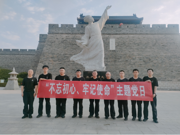 諸城守押大隊黨支部超然臺黨性教育基地開展“不忘初心、牢記使命”現(xiàn)場教學活動405.png
